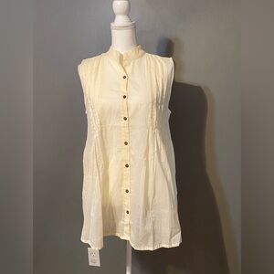 Sleeveless Button-Down Shirt in Cream